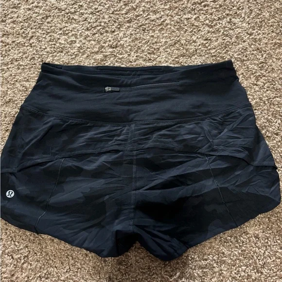 Lululemon camo speed up shorts 2.5” - Picture 2 of 3